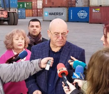 Министър Димитров провери връщането от Варна на 54 контейнера италиански отпадъци