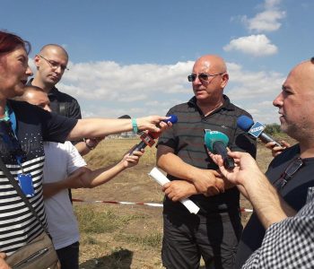 Министър Димитров и зам.-главен прокурор Пиронева провериха склад с около 32 тона стари пестициди край село Неофит Рилски